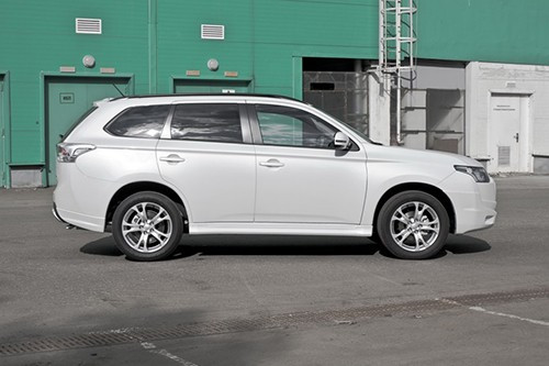 Накладки на пороги "Broomer Design" для Mitsubishi Outlander (3rd generation)(2012-2014)